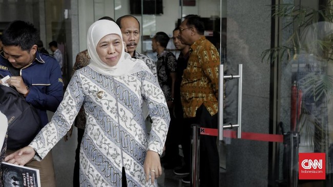 Gubernur Jatim Khofifah Tak Penuhi Panggilan KPK, Minta Jadwal Ulang Gubernur Jatim Khofifah tidak hadir dalam pemeriksaan KPK terkait dugaan korupsi dana hibah. KPK menjadwalkan ulang pemeriksaan saksi.