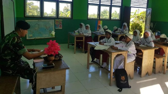 Dua anggota TNI menjadi guru di Madrasah Ibtidaiyah Yasifa, Maluku Tengah karena sekolah tersebut kekurangan guru.