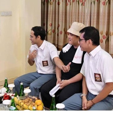 Jokowi Tersenyum Lihat Nadiem-Erick-Wishnutama Jadi Anak SMU