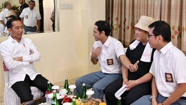 img-title Jokowi Tersenyum Lihat Nadiem-Erick-Wishnutama Jadi Anak SMU