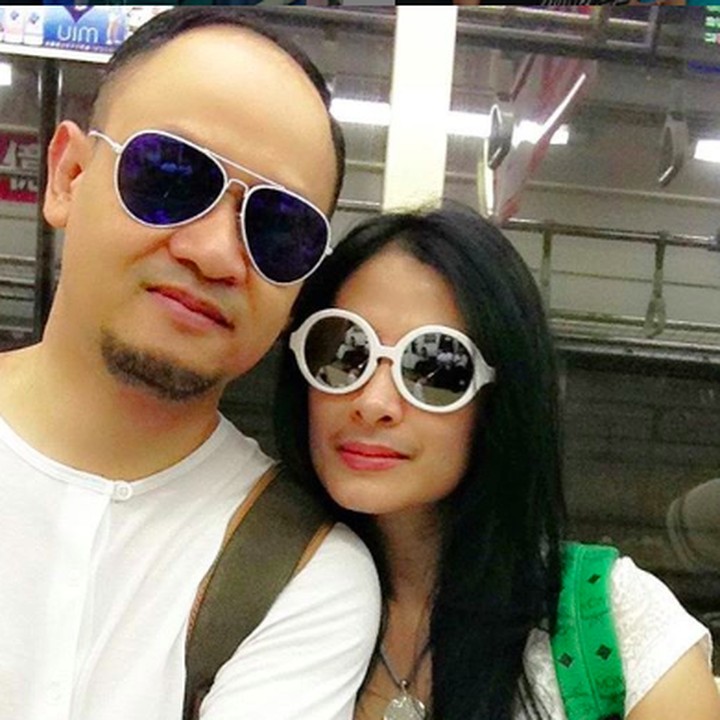 <p>Sama-sama pakai kacamata hitam, pasangan ini makin kompak kecenya. (Foto: Instagram/ @isdadahlia)</p>