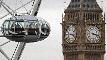 Visitors enjoy the London Eye ride beside The Elizabeth Tower housing the Big Ben bell on a cloudy day in London, Tuesday, Feb. 21, 2017.(AP Photo/Frank Augstein)