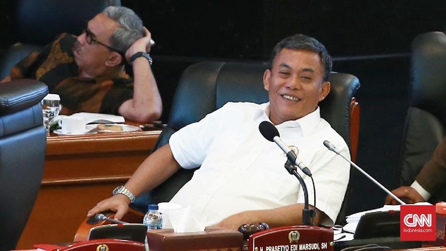 Ketua DPRD DKI Jakarta Prasetyo Edi Marsudi menyebut anggota dewan tidak memegang langsung uang tunjangan, melainkan dipakai untuk bantu warga.