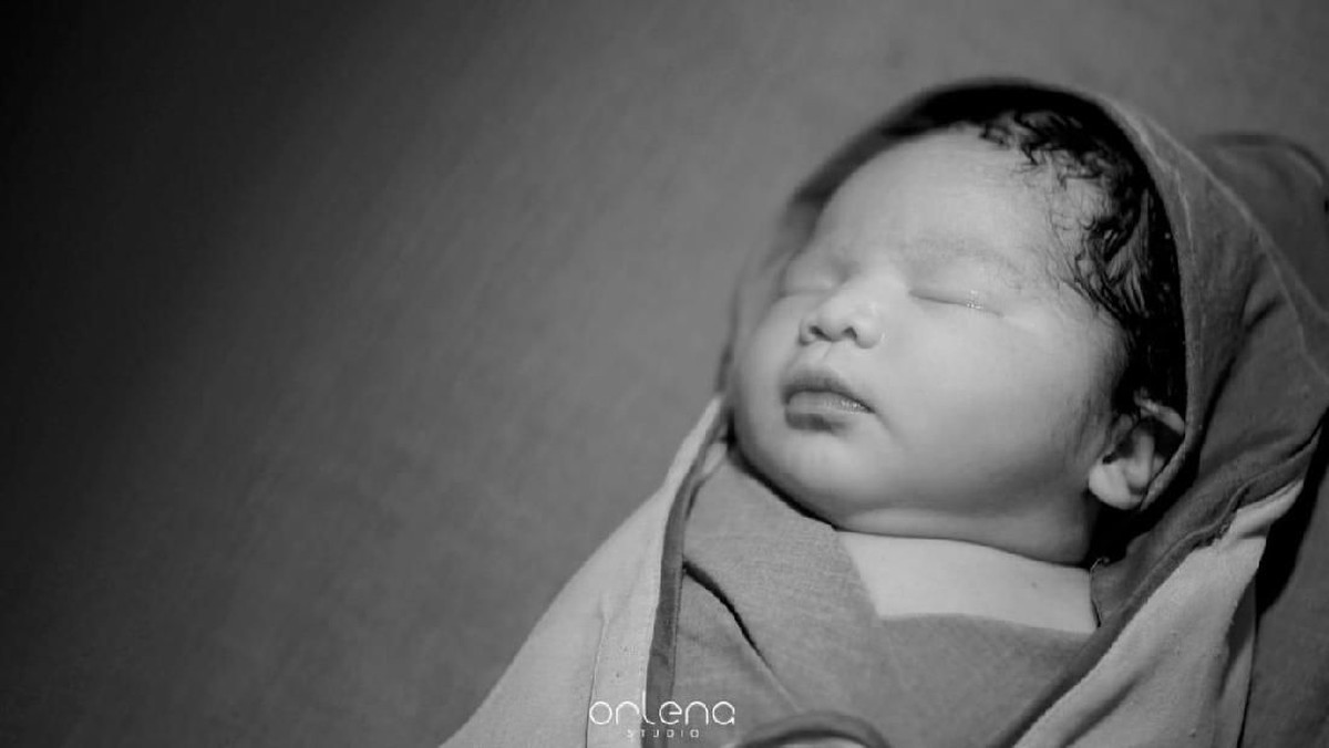 Ariska Putri baru saja melahirkan putri pertamanya yang diberi nama Tengku Kyara Khanza Putri&comma; Minggu &lpar;8&sol;12&rpar;&period; Simak potret gemasnya&excl;