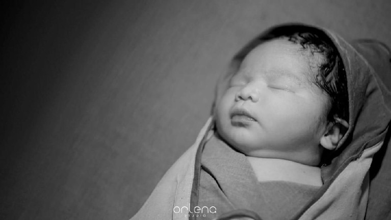 Ariska Putri baru saja melahirkan putri pertamanya yang diberi nama Tengku Kyara Khanza Putri, Minggu (8/12). Simak potret gemasnya!