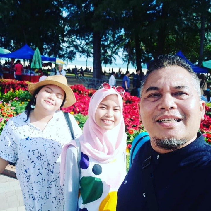 <p>Denny tampak bahagia menghabiskan waktu bersama kedua putrinya, Bun. (Foto: Instagram @dennych)</p>