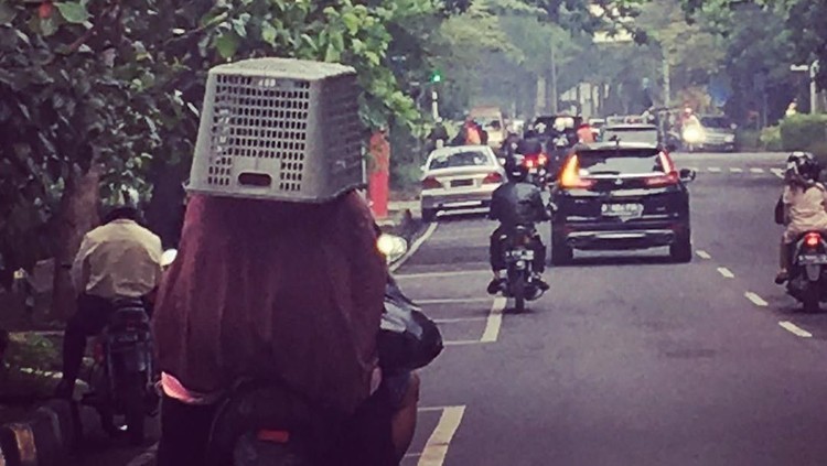 Apakah Bunda salah satu pengendara motor? Kalau ya, jangan sampai seperti ibu yang viral di daerah Bandung ini ya.