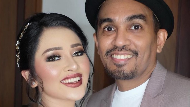 Sehari setelah melahirkan, istri Glenn Fredly mengunggah foto bertiga dengan sang anak yang diberi nama Gewa. Intip potret haru keluarga mereka.