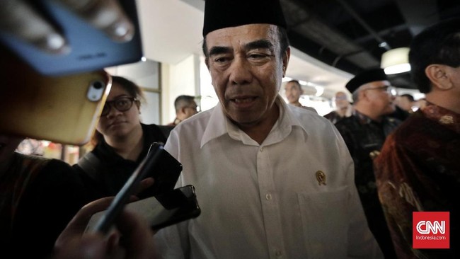 Menag Fachrul Razi meminta tak ada kelompok yang melakukan razia atau sweeping atas penggunaan atribut Natal.