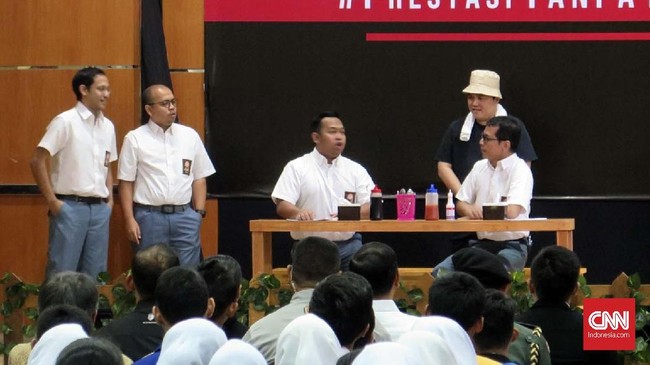 Menteri BUMN Erick Thohir bermain drama di SMKN 57 dengan mengangkat tema nepotisme, sambil menyindir isu Dirut Garuda Indonesia.