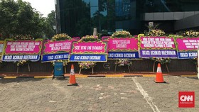 Kru Kubu Ari Askhara Banjiri Kantor Erick Thohir dengan Bunga