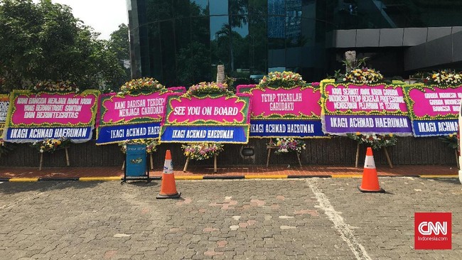 Menteri BUMN Erick Thohir dapat karangan bunga dari kru garuda kubu Ari Askhara.