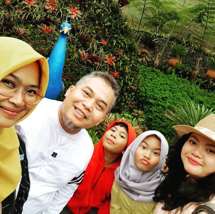 <p>Komedian Denny Chandra adalah ayah tiga anak. Ia memiliki dua anak perempuan dan satu anak laki-laki, Bun. (Foto: Instagram @dennych)</p>