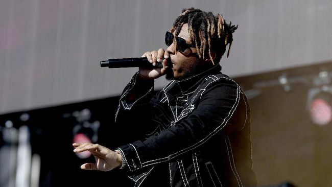 Juice WRLD berubah menjadi malaikat dalam video musik animasi untuk lagu kolaborasi sang mendiang rapper dengan The Weeknd, Smile.