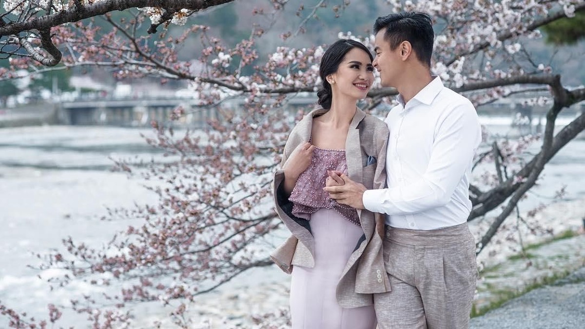 Enam potret manis dan romantis dari Dion Wiyoko dan sang istri yang berprofesi sebagai pramugari&comma; Fiona Anthony&period;