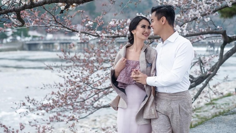 Enam potret manis dan romantis dari Dion Wiyoko dan sang istri yang berprofesi sebagai pramugari, Fiona Anthony.