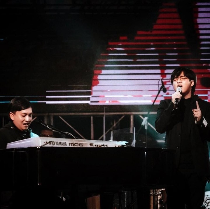 <p>Dalam beberapa kesempatan, Yovie terlihat memainkan piano, mengiringi putranya bernyanyi. (Foto: Instagram @ywpiano)</p>