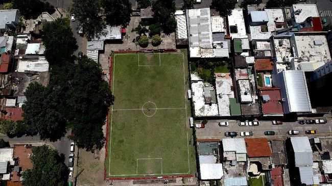 Pesepakbola terkenal Lionel Messi tumbuh besar di Rosario, kota kecil di La Bajada, Argentina.