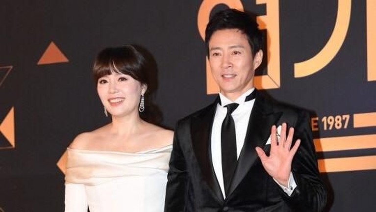 Tujuh bintang Korea Selatan berikut ini memiliki pasangan suami yang paling romantis dan perhatian. Ada siapa saja?