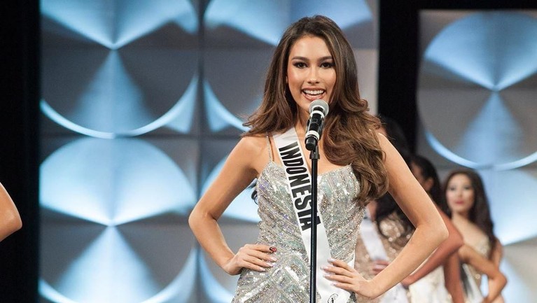 Perwakilan Indonesia, Frederika Alexis Cull menuai prestasi yang membanggakan di ajang Miss Universe 2019. Ia berhasil masuk 10 besar Miss Universe 2019.