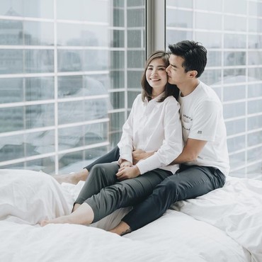 6 Potret Romantis Dion Wiyoko dengan Istri yang Pramugari