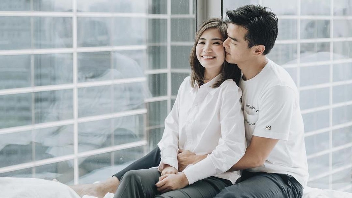 Enam potret manis dan romantis dari Dion Wiyoko dan sang istri yang berprofesi sebagai pramugari&comma; Fiona Anthony&period;
