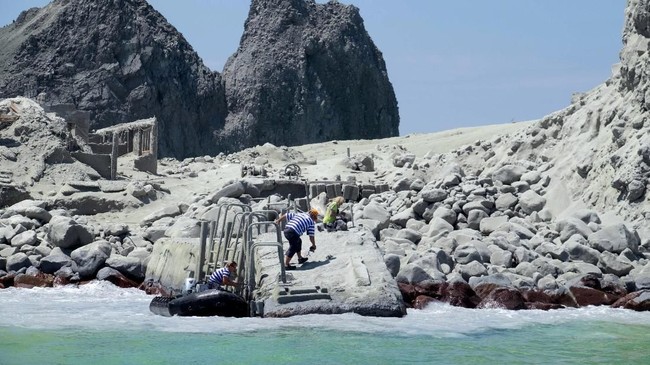 Dua dokter Indonesia sedang pelesiran menolong sejumlah korban letusan gunung di Pulau Putih, Selandia Baru.