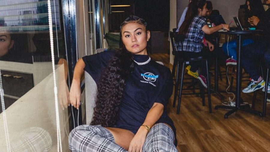 Agnez Mo Unggah Foto Acungkan Jari Tengah, Netizen: Penuh Arti Agnez Mo kembali menjadi perhatian usai mengunggah foto dirinya mengacungkan jari tengah.