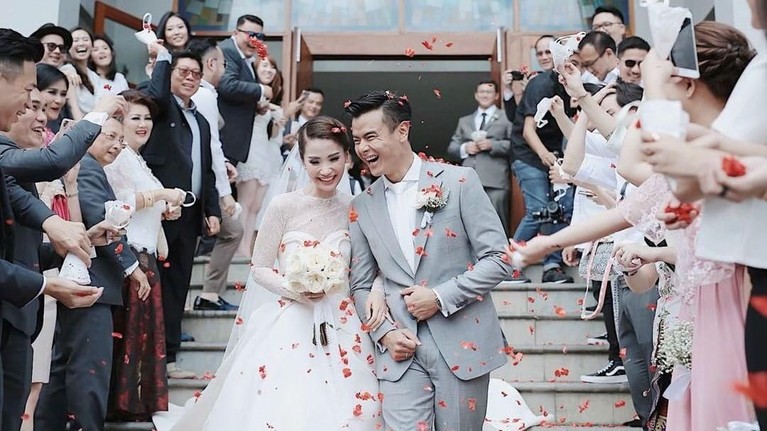 6 Potret Romantis Dion Wiyoko dengan Istri yang Pramugari Enam potret manis dan romantis dari Dion Wiyoko dan sang istri yang berprofesi sebagai pramugari, Fiona Anthony.