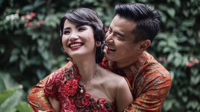 Enam potret manis dan romantis dari Dion Wiyoko dan sang istri yang berprofesi sebagai pramugari, Fiona Anthony.