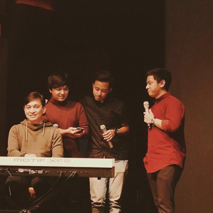 <p>Tidak hanya manggung dengan Arsy, Yovie juga sempat tampil bersama anak-anak seusia putranya, seperti grup band HiVi. (Foto: Instagram @arsywidianto)</p>