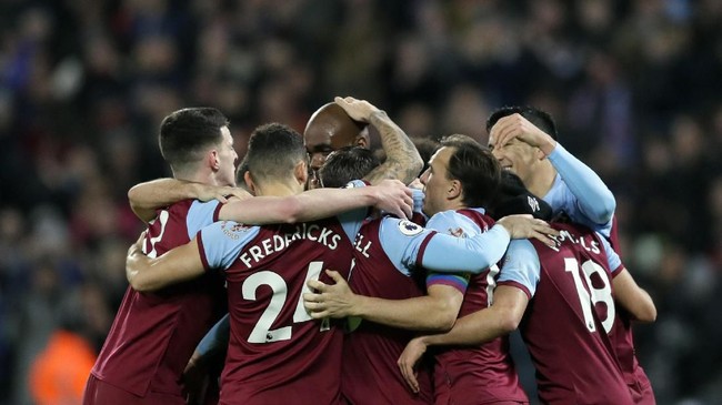 West Ham's Angelo Ogbonna celebrates with teammates after scoring his side's opening goal during the English Premier League soccer match between West Ham Utd and Arsenal at the London Stadium in London, Monday, Dec. 9, 2019. (AP Photo/Kirsty Wigglesworth)