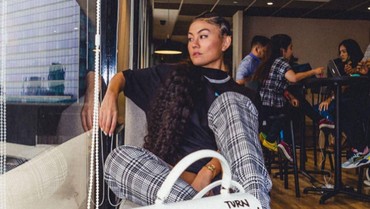img-title Tak Disambut Banyak Fans, Ini Gaya Agnez Mo Sapa Penggemar