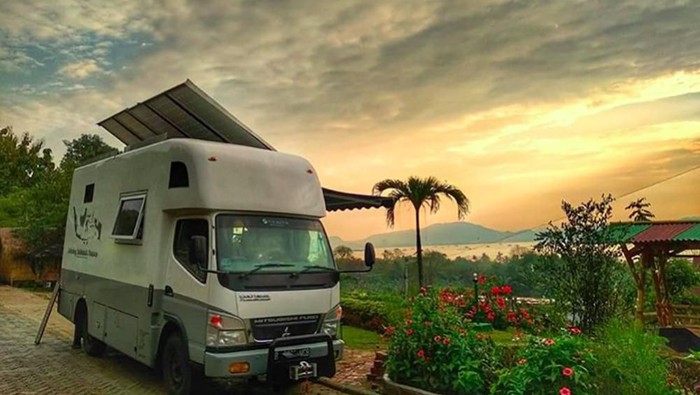Keluarga Kusmajadi melakukan perjalanan keliling Indonesia dengan mengendarai truk Mitsubishi Fuso. Keluarga Kusmajadi itu terdiri dari Abah Dodi, Ambu Melati, Abang Hakim, dan Dek Sabiya.