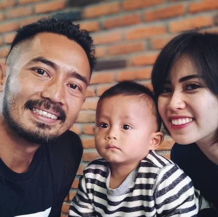 <p><strong>Yama Carlos</strong>   Yama Carlos dan Arfita Dwi Putri menikah pada tahun 2016. Rumah tangga Yama dan Arfita sempat mengalami konflik yang hampir membuat mereka bercerai. Tapi, sekarang mereka sudah berdamai. Yama dan istrinya sepakat untuk menyelesaikan masalah dengan musyawarah. (Foto: Instagram @yamacarlos7)</p>