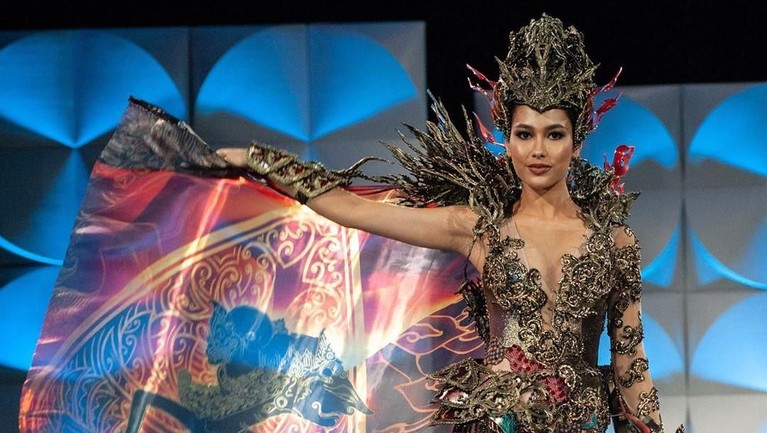 5 Pesona Frederika Alexis yang Masuk 10 Besar Miss Universe 2019 Perwakilan Indonesia, Frederika Alexis Cull menuai prestasi yang membanggakan di ajang Miss Universe 2019. Ia berhasil masuk 10 besar Miss Universe 2019.