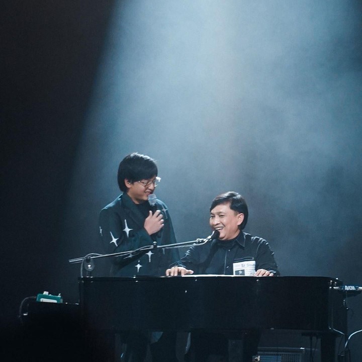 <p>Lihat saja, Bun. Mereka terlihat kompak ya ketika nyanyi bersama. (Foto: Instagram @arsywidianto)</p>