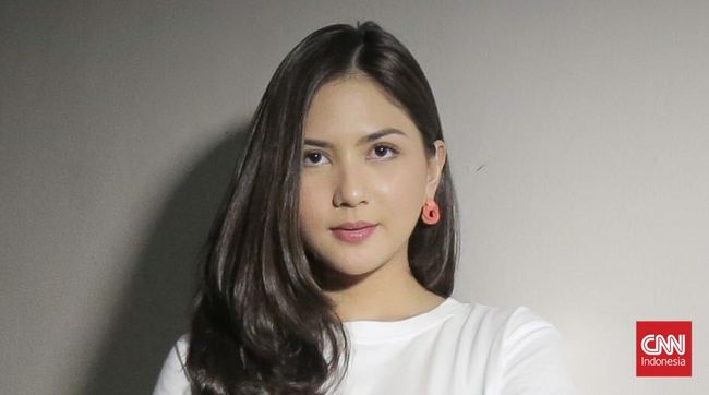 Artis Jessica Mila saat berkunjung ke redaksi CNN Indonesia.com, Jakarta, 3 Desember 2019