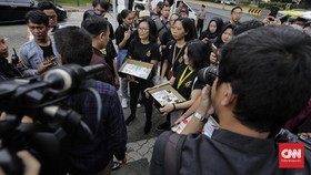 Ribuan Surat dan Kartu Pos Aspirasi HAM Diserahkan ke Seskab