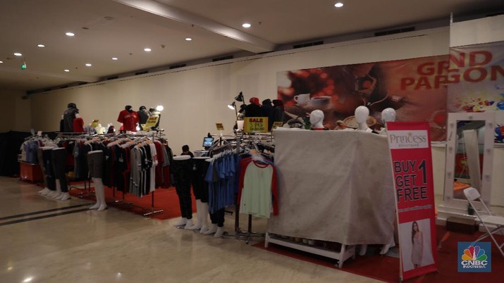 Mal Grand Paragon yang sepi (CNCB Indonesia/ Tri Susilo) Fenomena mall sepi di Ibu Kota Jakarta belakangan ini kembali ramai diperbincangkan. Pasalnya, banyak pusat perbelanjaan yang berlokasi di tengah kota justru sepi dari pengunjung. Mal Grand Paragon adalah salah satunya. Lokasi yang strategis tidak lantas membuat mal yang berdempetan dengan hotel dengan nama sama itu ramai dikunjungi. Mal Grand Paragon yang terletak di Jalan Gajah Mada tepat di sebrang Halte Transjakarta Mangga Besar. Dari pantauan CNBC Indonesia dilokasi masih terdapat toko toko di Mal Grand Paragon yang didatangi seperti Ace Hardware dan bazar pakain. Pihak penjaga (securty) yabg tidak mau disebutkan namanya menjelaskan