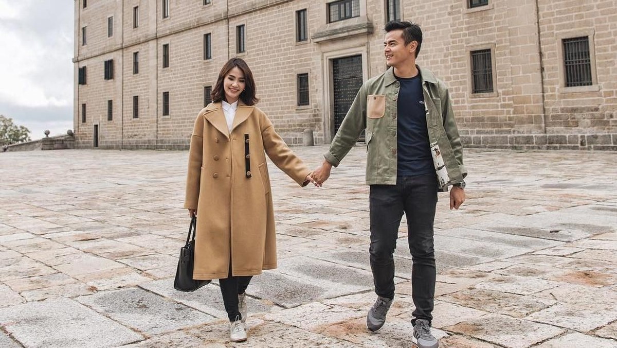 Enam potret manis dan romantis dari Dion Wiyoko dan sang istri yang berprofesi sebagai pramugari&comma; Fiona Anthony&period;