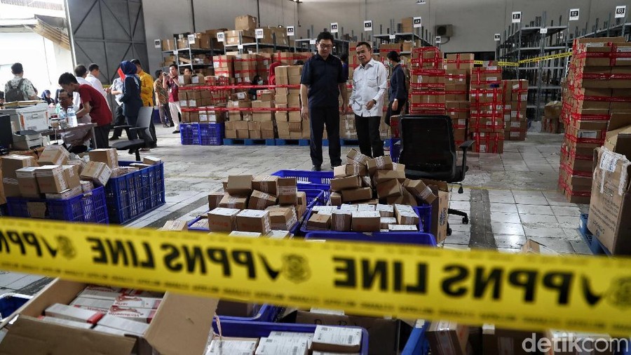 BPOM amankan produk kosmetik dan obat ilegal dari gudang di Jakarta Utara&period; Sebelumnya&comma; gudang itu telah lebih dulu digerebek oleh BPOM pada Senin &lpar;9&sol;12&rpar; lalu&period;