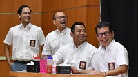 <p>Ini dia anak-anak SMA yang lagi jajan bakso dagangan Bang Erick. He-he-he.  (Foto: Istimewa)</p>