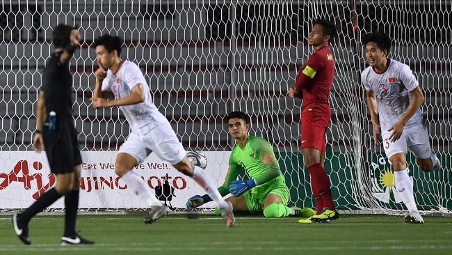 Detik-detik Tekel Horor Van Hau pada Evan Dimas Detik-detik tekel horor bek Vietnam, Doan Van Hau, terhadap Evan Dimas saat Indonesia dibantai Vietnam 0-3 di final SEA Games 2019.