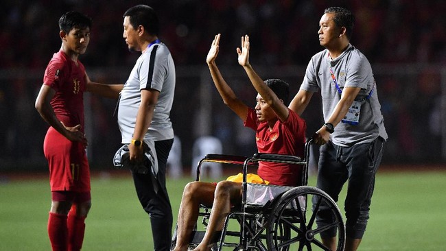 Gelandang Timnas Indonesia U-23 Evan Dimas harus menggunakan kursi roda usai mendapat tekel horor dari bek Vietnam Doan Van Hau di final SEA Games 2019.