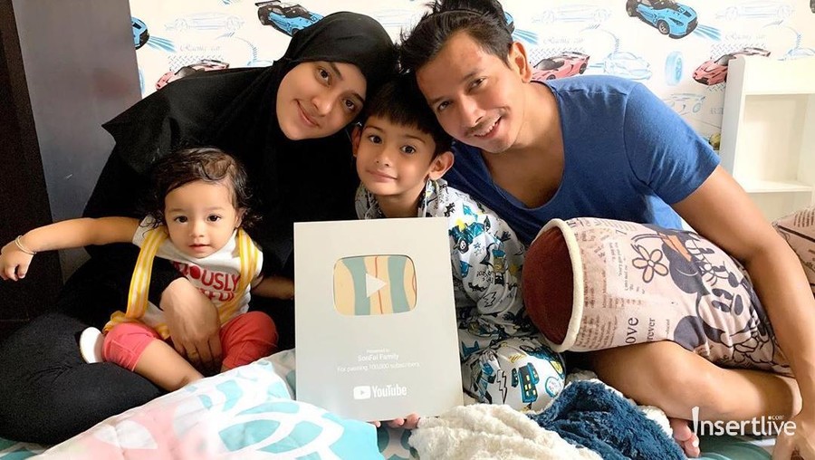 YouTube berikan silver play button untuk Fairuz A Rafiq dan Sonny Septian.