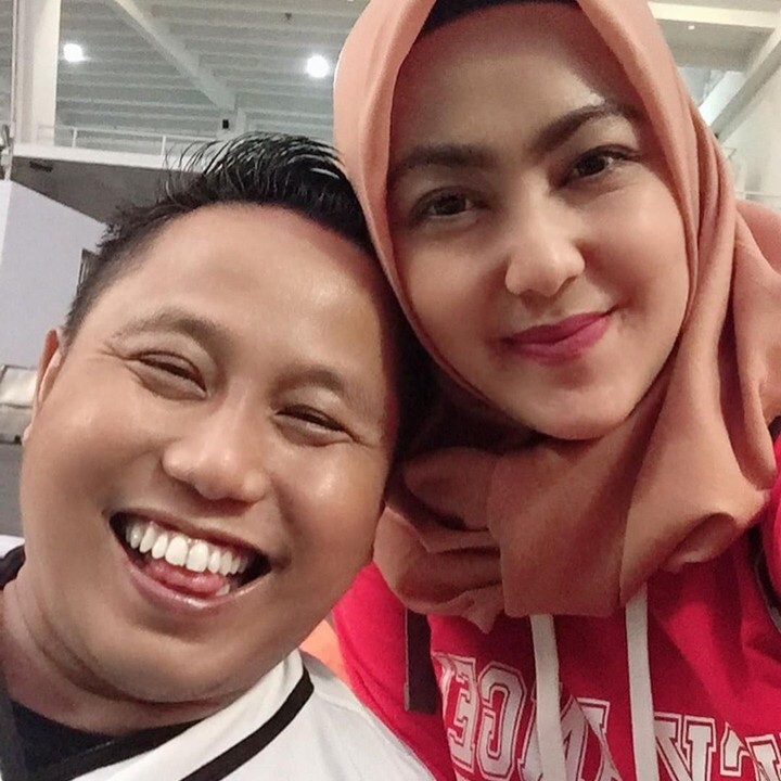 <p><strong>Narji</strong>   Beberapa tahun lalu, pelawak Narji memikat seorang pramugari bernama Widiyanti. Narji dan Widiyanti kenal ketika di pesawat, Bun. Sekarang mereka berdua telah memiliki tiga orang anak. (Foto: Instagram @diyanarji)</p>