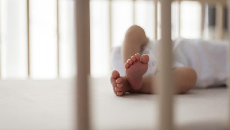 Bayi usia 40 hari ini tersedak akibat sang ibu menyuapinya dua sendok pisang.