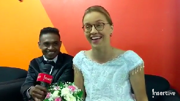 img-title Kenal di Pemakaman, Pasangan Viral Pria Flores & Wanita Prancis Menikah