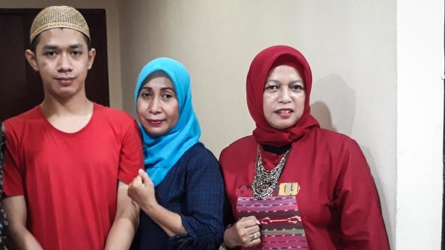 Orang tua dari Lutfi Alfiandi, demonstran pembawa bendera Merah Putih, cemas karena tak paham dengan hukum, masa depan, serta makanan anaknya di tahanan.